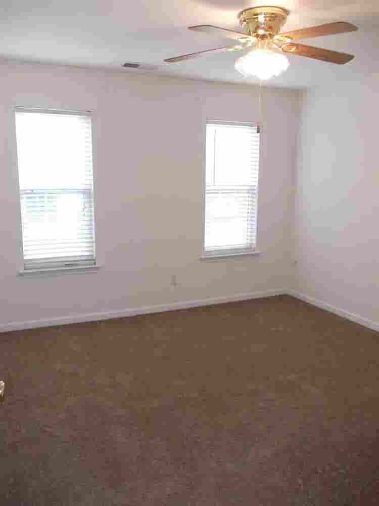 Colonial Hills 2story home features
