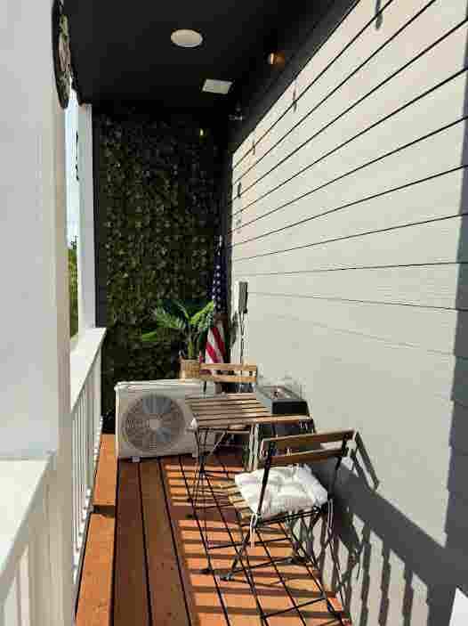 Large furnished room in townhouse