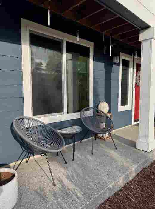 Large furnished room in townhouse