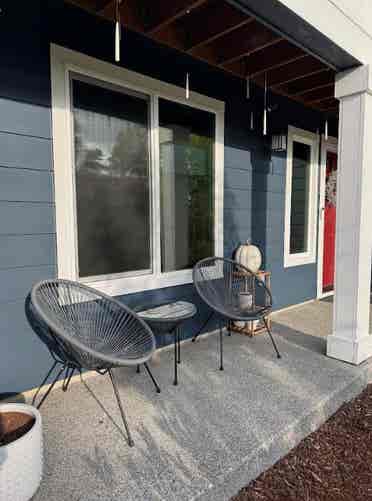 Large furnished room in townhouse