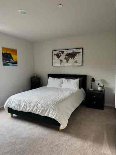Large furnished room in townhouse