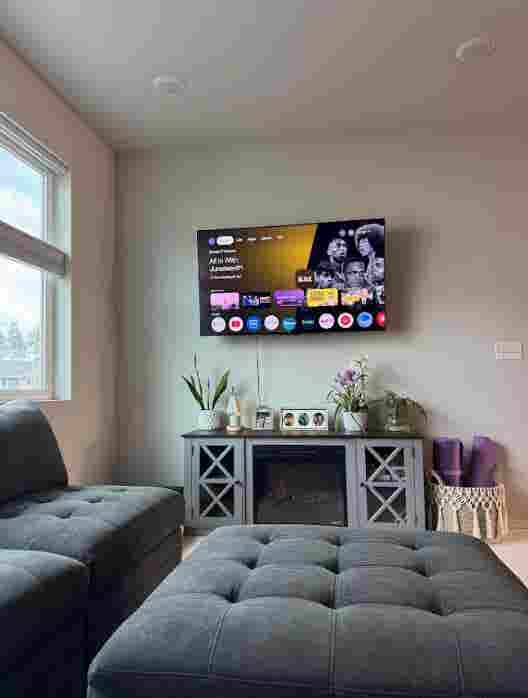Large furnished room in townhouse