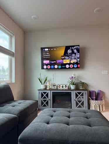 Large furnished room in townhouse