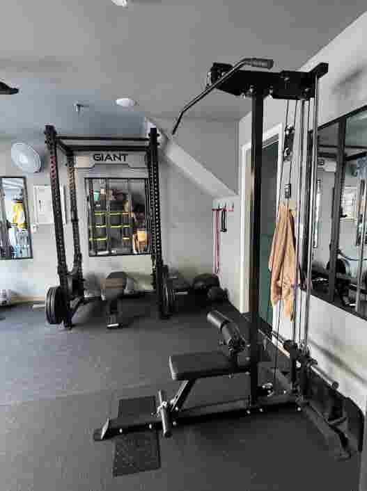 Large furnished room in townhouse