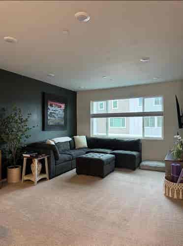 Large furnished room in townhouse