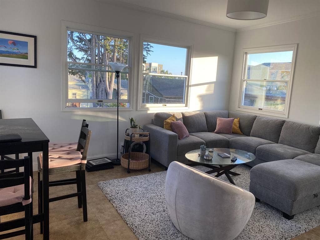 A spacious, sunny single bedroom