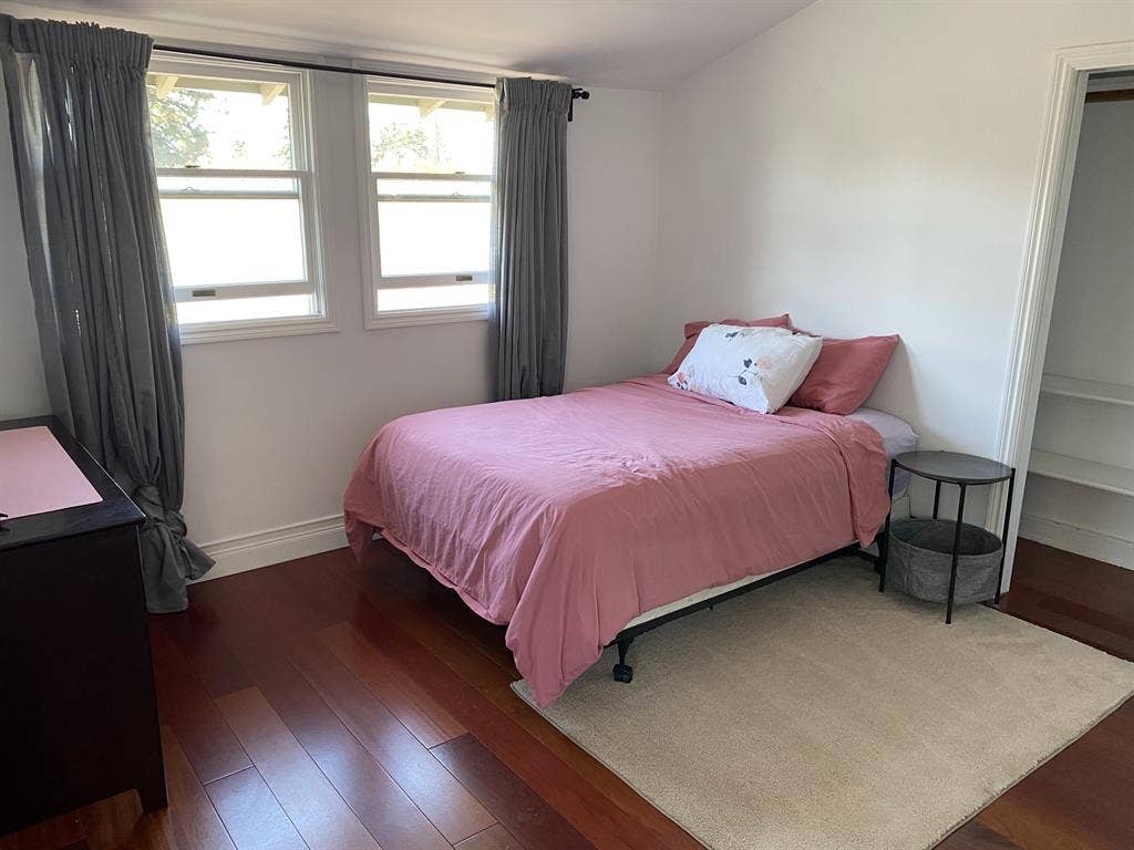 A spacious, sunny single bedroom