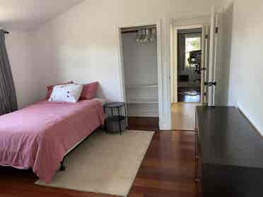 A spacious, sunny single bedroom