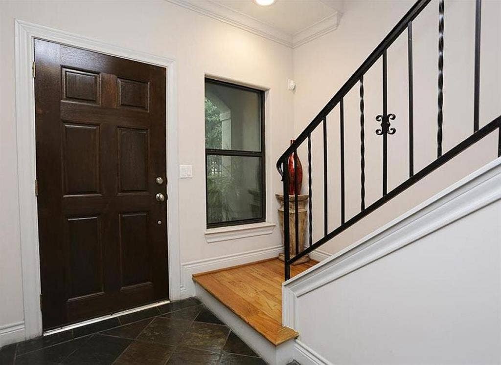 Room in Midtown 3 Floor townhouse
