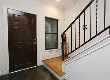 Room in Midtown 3 Floor townhouse