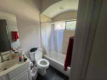 Room in Midtown 3 Floor townhouse