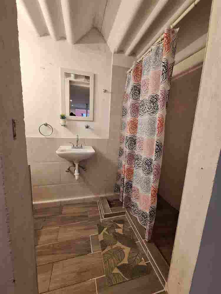 Se renta miniestudio con baño 1 per