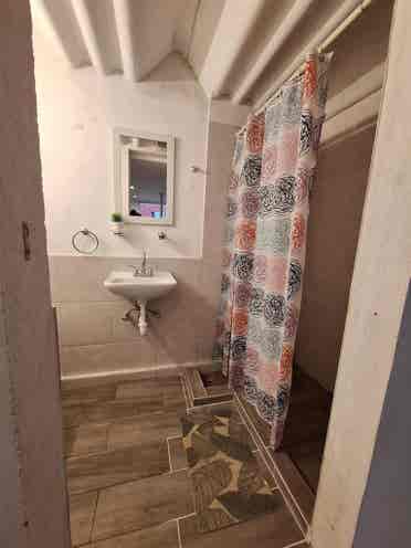 Se renta miniestudio con baño 1 per