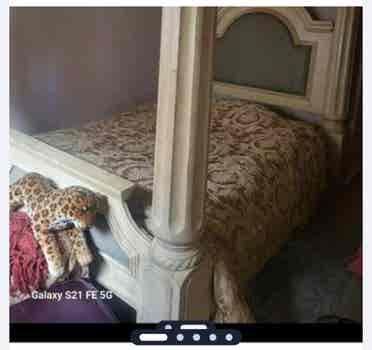 Bedroom with queen bed comp. desk