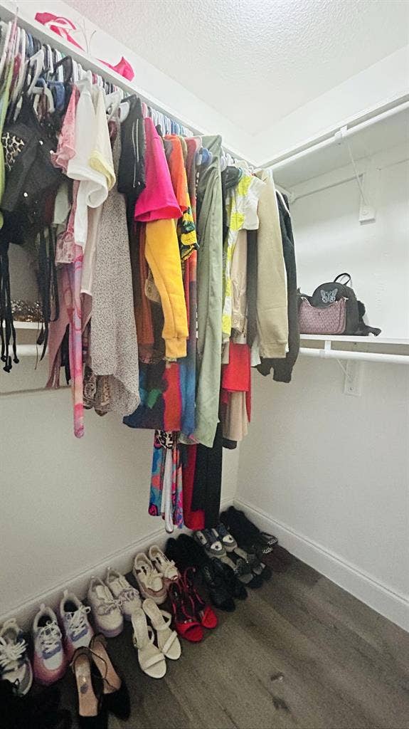 Looking to Share my bedroom