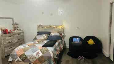 Looking to Share my bedroom