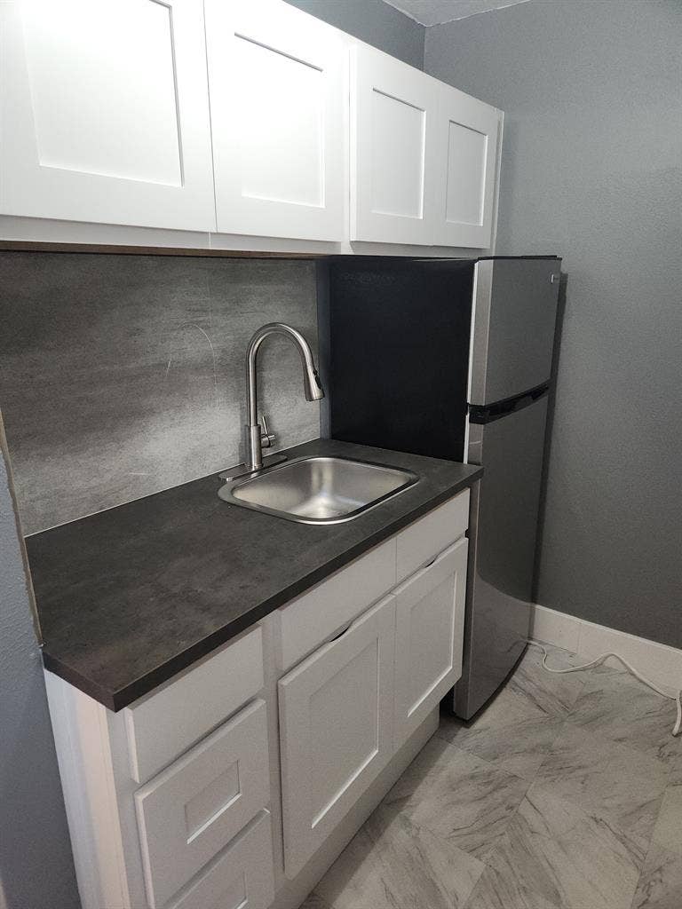 1 bdrm with kitchenette