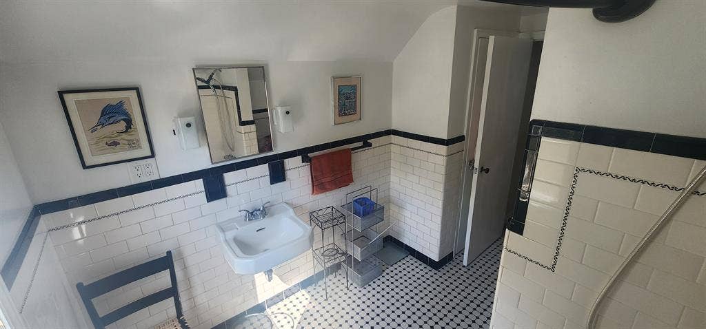 Second Floor 2BR Private Bathroom