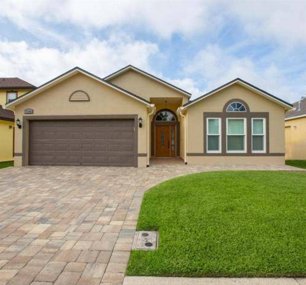Room for rent in 3 bedroom house