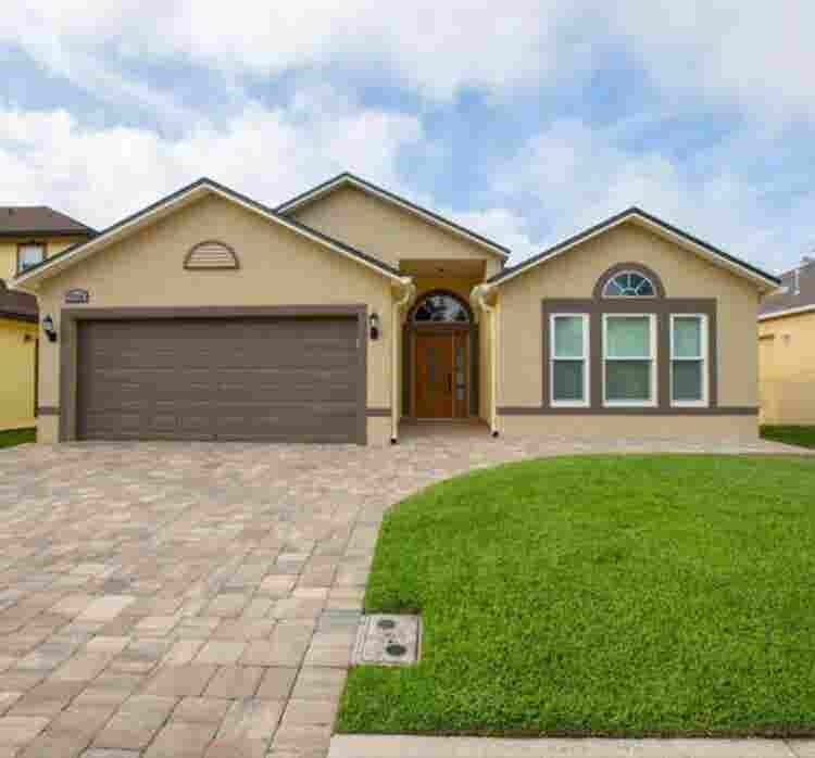 Room for rent in 3 bedroom house