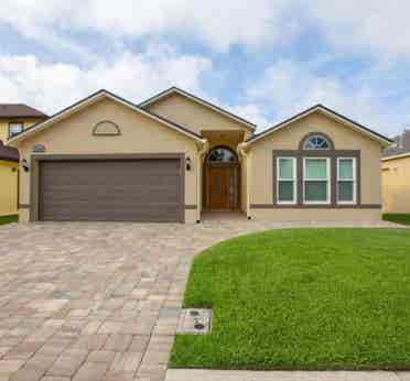 Room for rent in 3 bedroom house