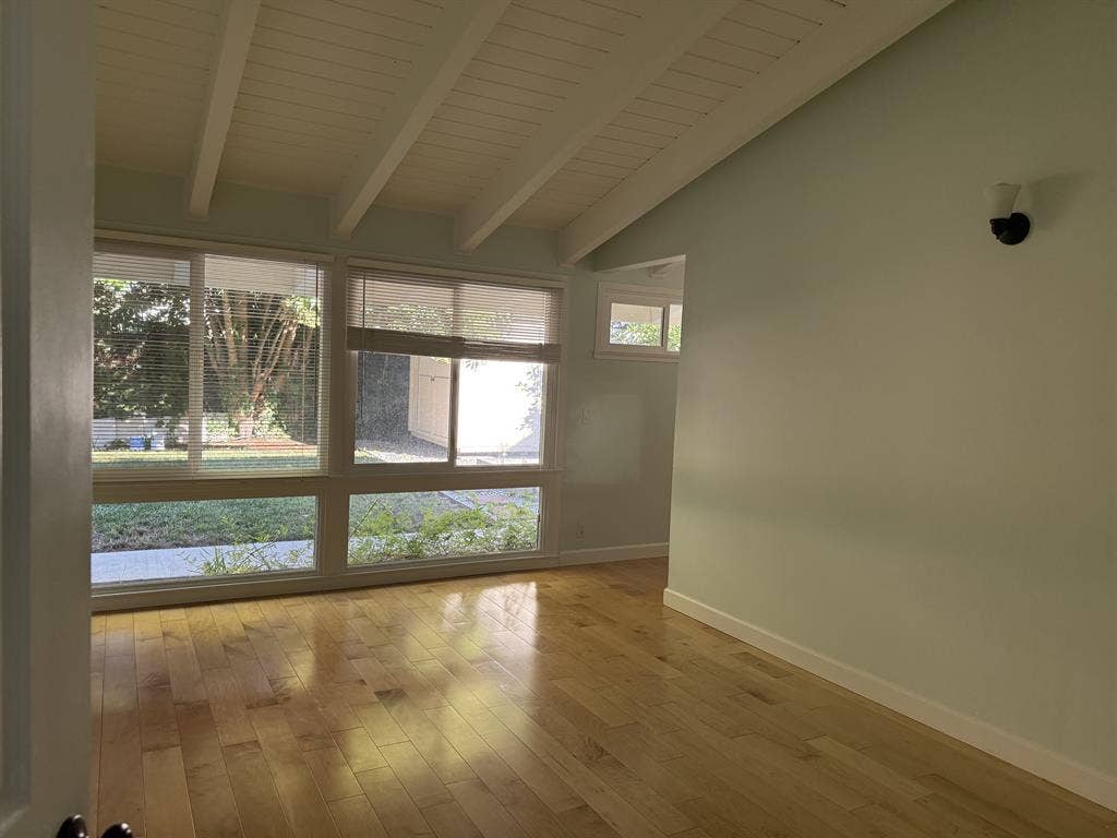 Master room w/ bath and closet