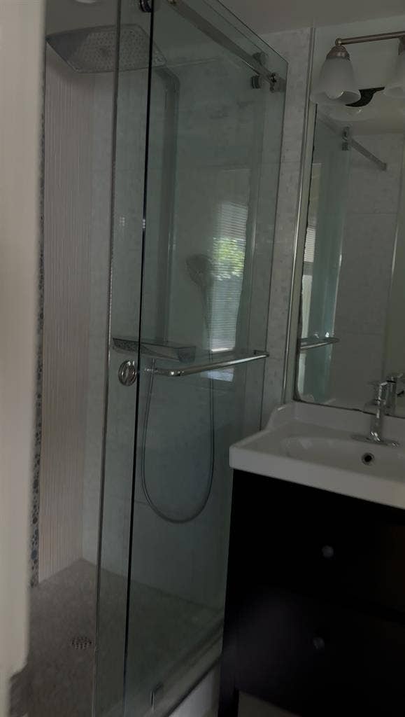 Master room w/ bath and closet