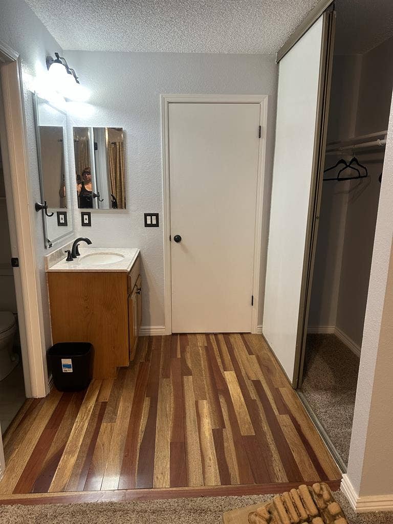 Large Master Bdrm w/ Private Bath