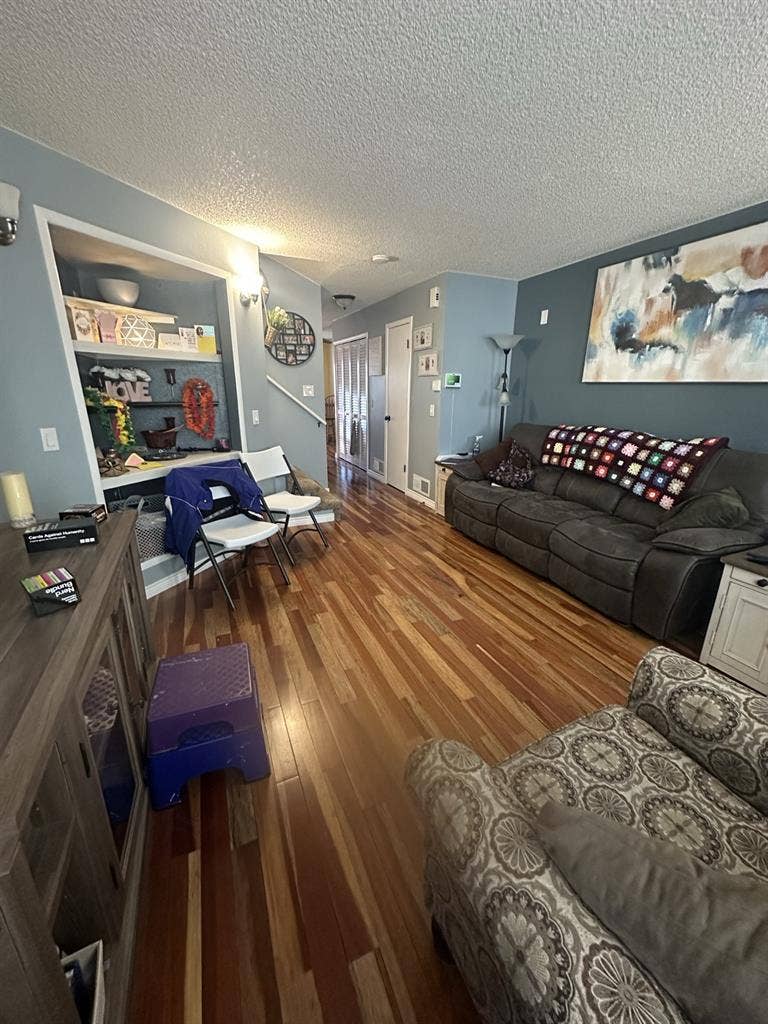 Large Master Bdrm w/ Private Bath