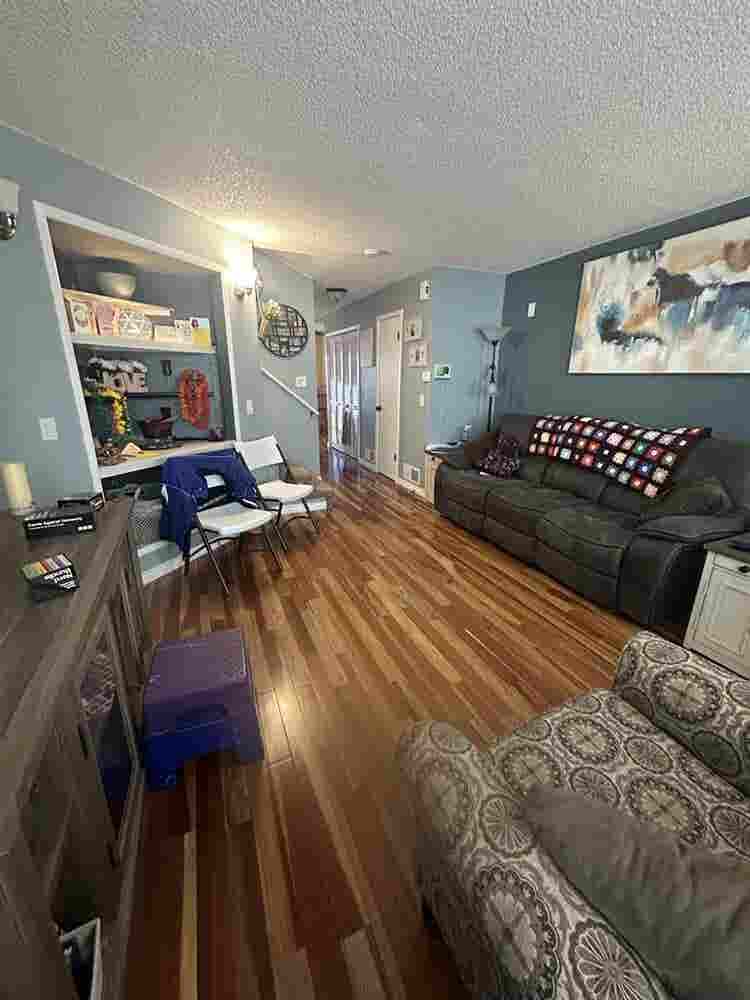 Large Master Bdrm w/ Private Bath