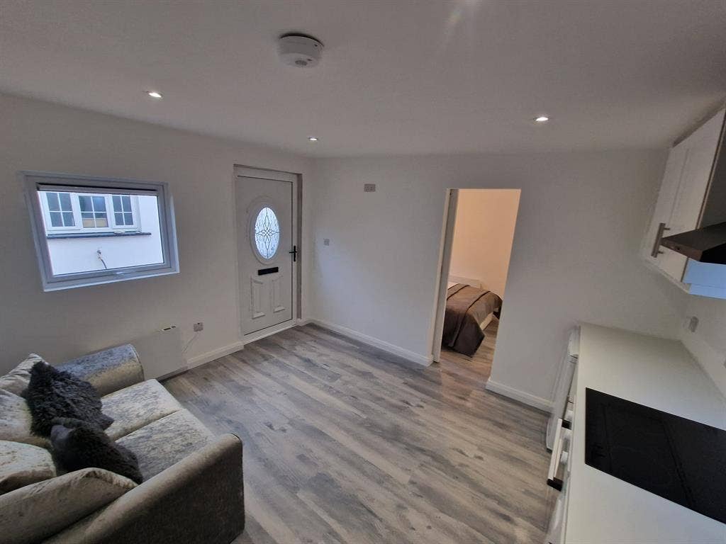 Self contained 1 bedroom small flat