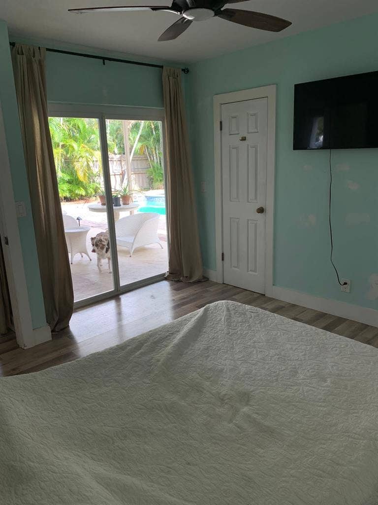 Room for rent in Hollywood.