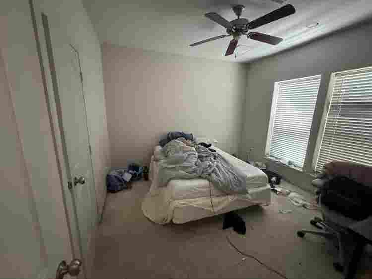Room in Midtown 3 floor townhousee