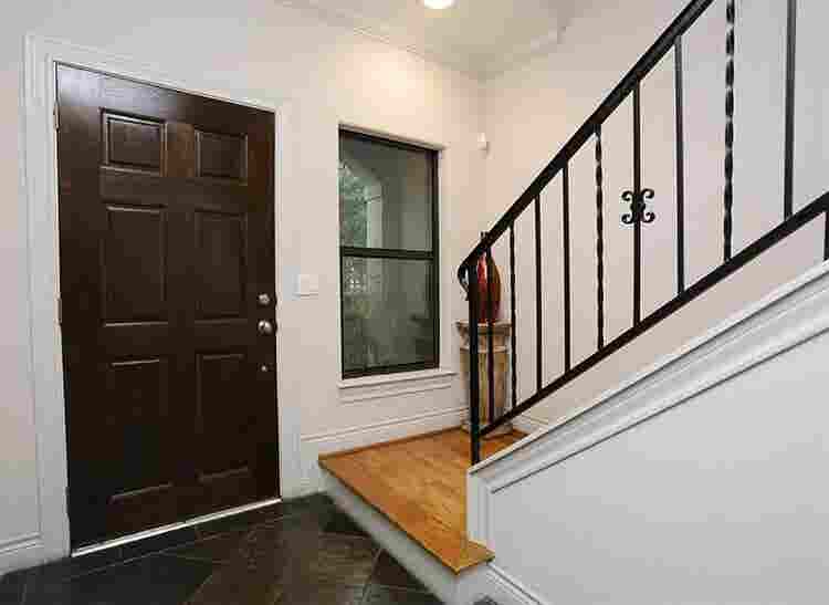 Room in Midtown 3 floor townhousee