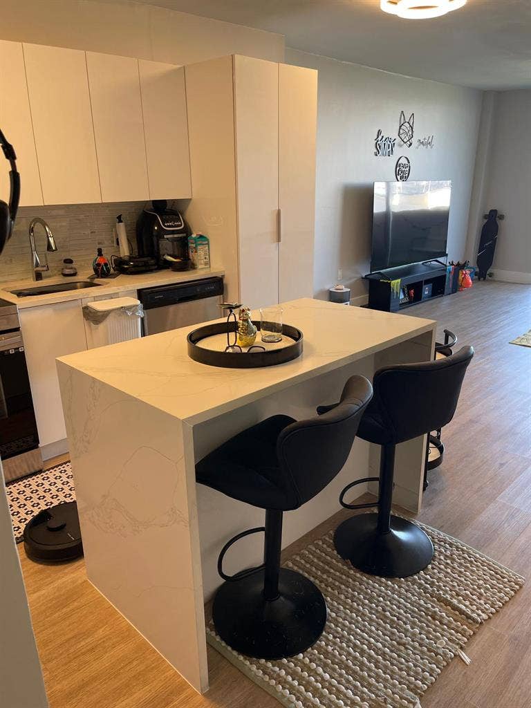 Female Roommate Wanted – High Vibes