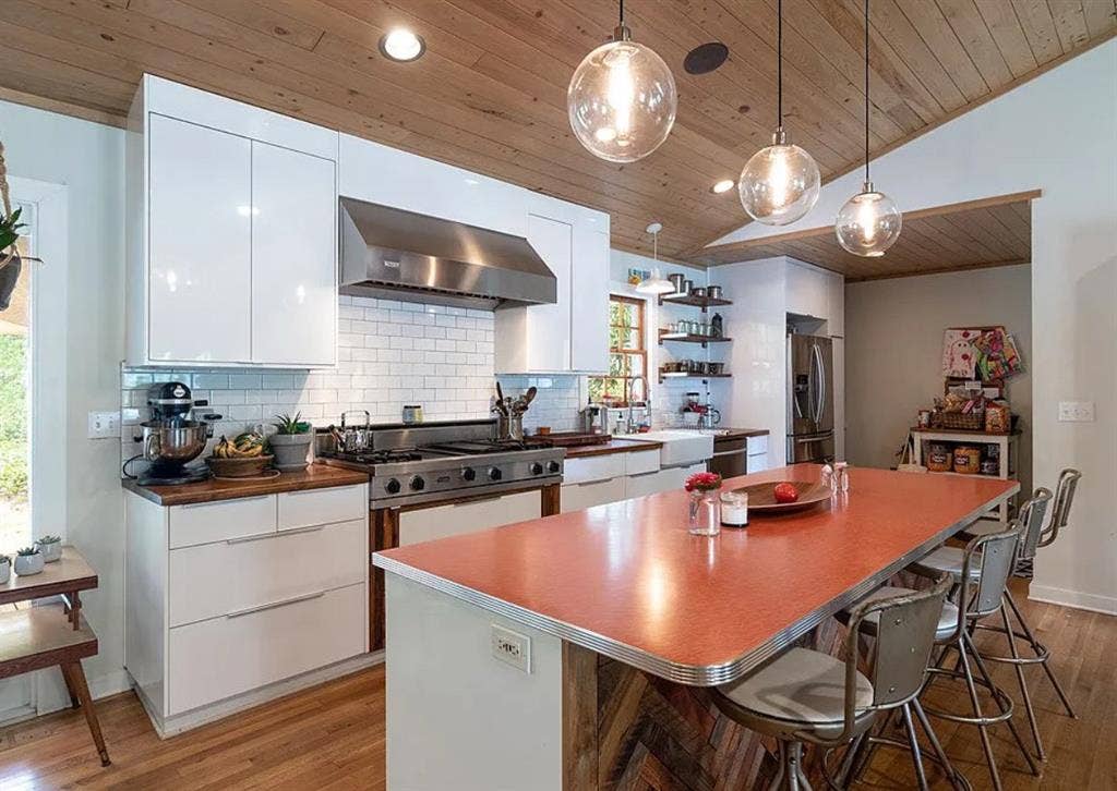 Looking for female roommate!