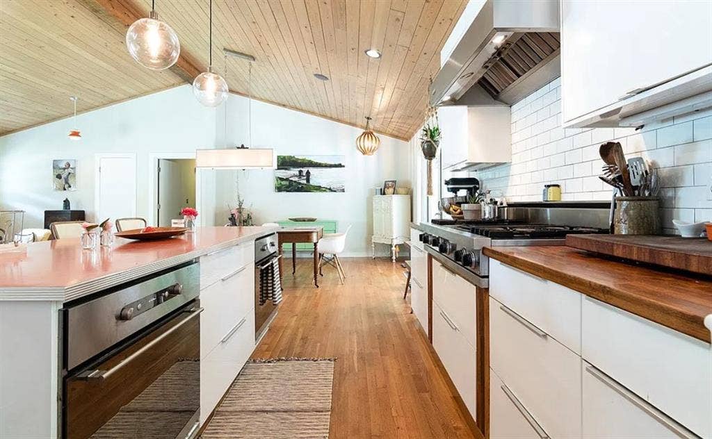 Looking for female roommate!