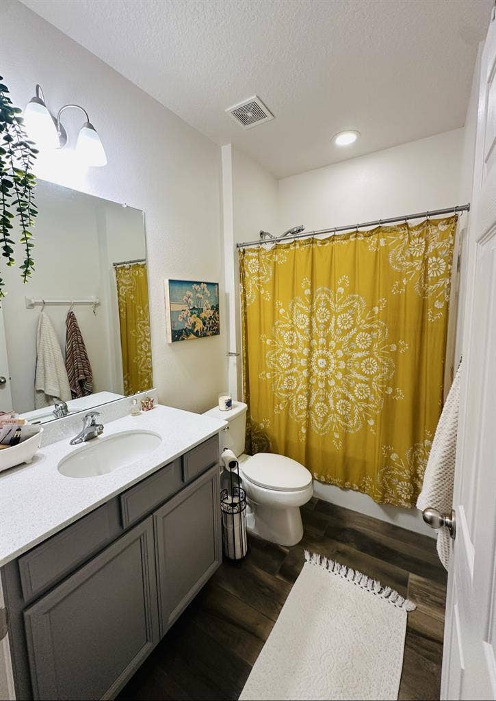 Room + Private Bath, Avail mid Dec!