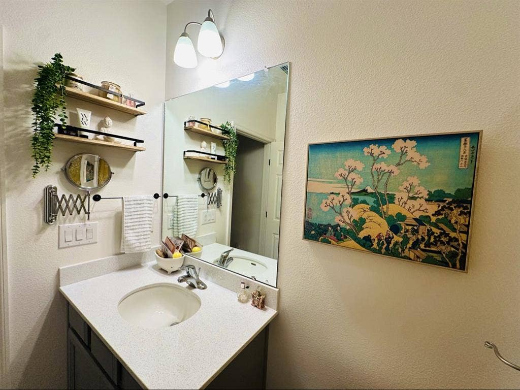 Room + Private Bath, Avail mid Dec!