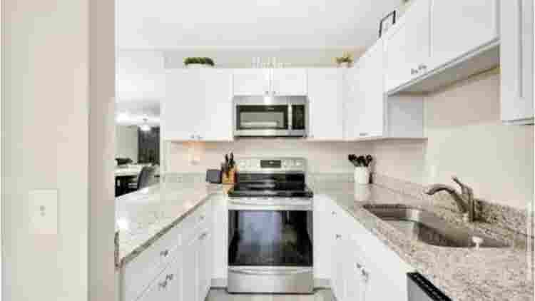 Renting priv room/bath in !