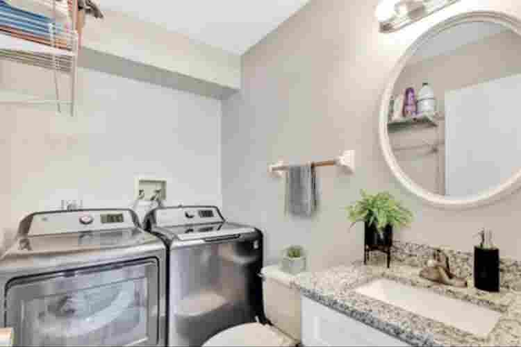 Renting priv room/bath in !