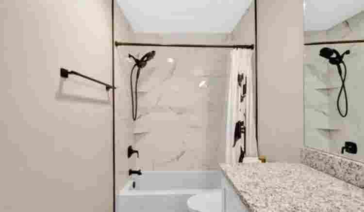 Renting priv room/bath in !