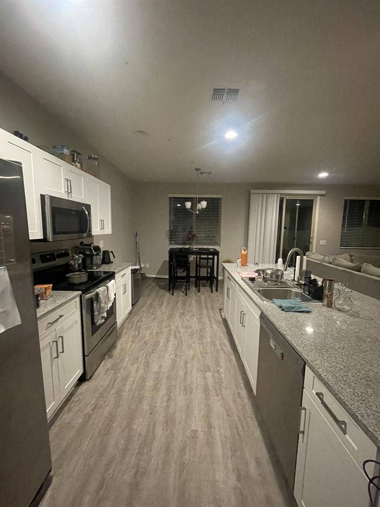 ✨
Master bedroom available ✨