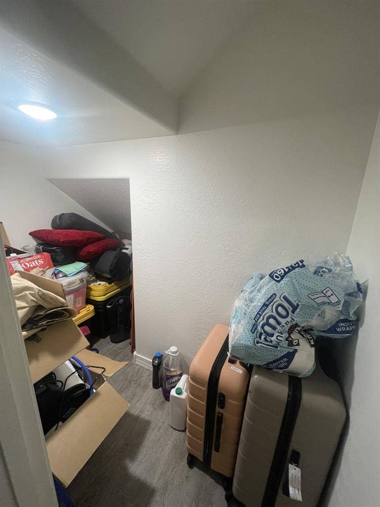 ✨
Master bedroom available ✨