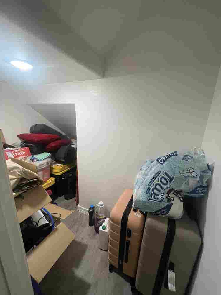 ✨
Master bedroom available ✨