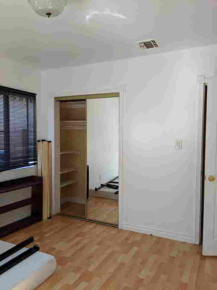 Looking for a roommate in NOHO