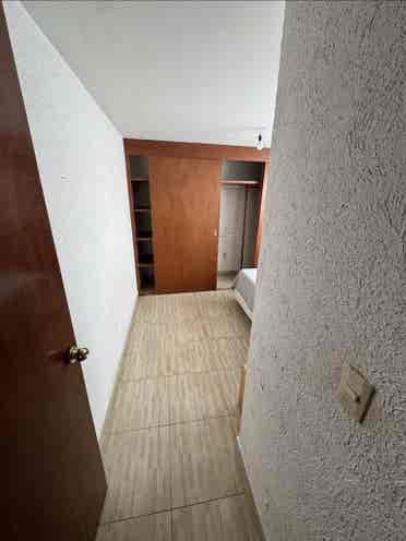 Habitación semiamueblada