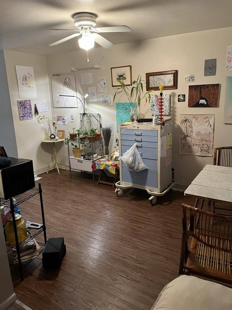 Looking for roommate October 1