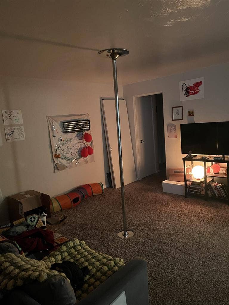 Looking for roommate October 1