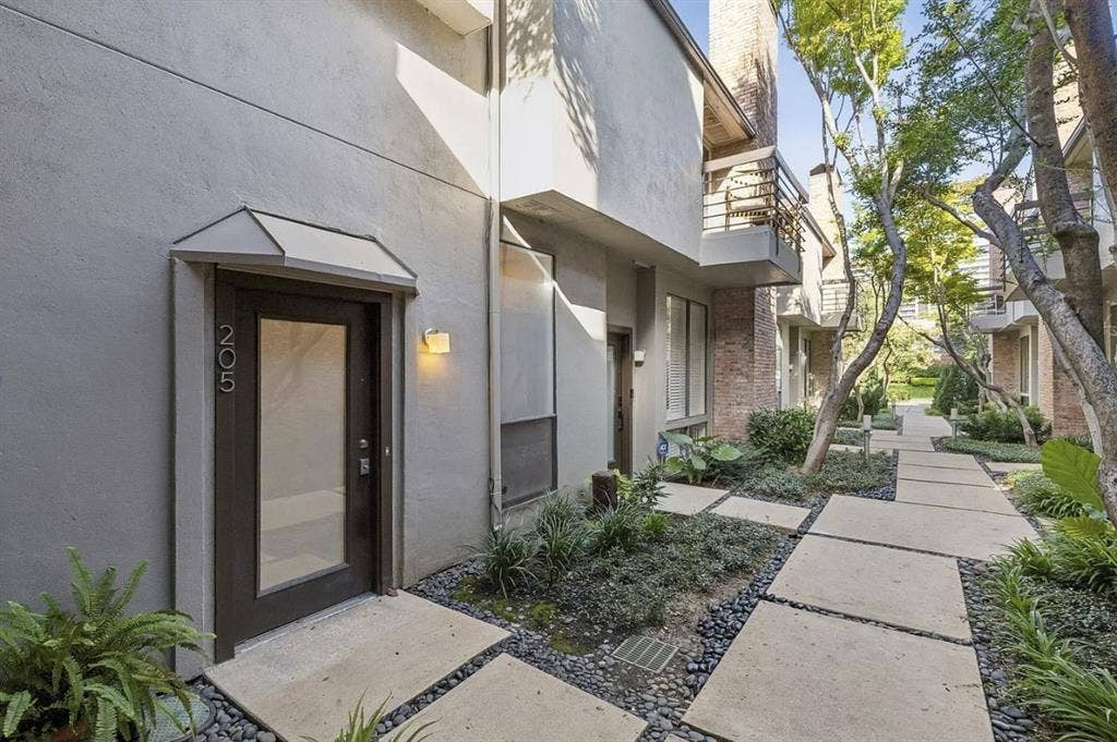 Condo with private bathroom for ren